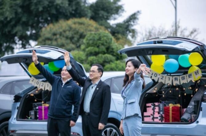 新知达人, 挪车、停车 一部手机就搞定！长安汽车大秀黑科技