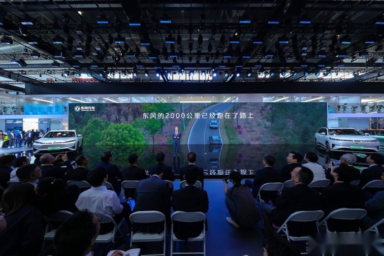 中国首个突破2000km续航的混动SUV 风神L7售价12.89万起