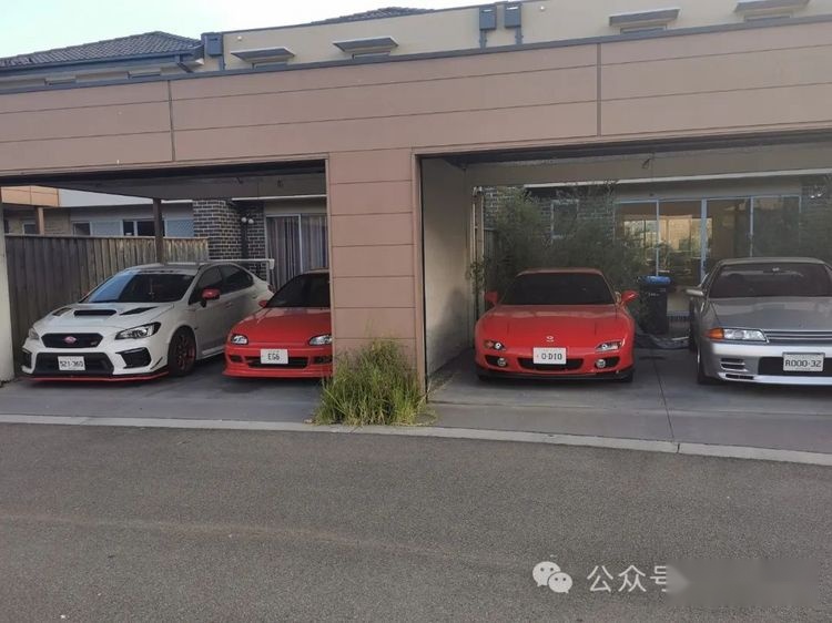 樱花粉点缀的竞技风11代斯巴鲁WRX STI，小姐姐都表示无法抗拒