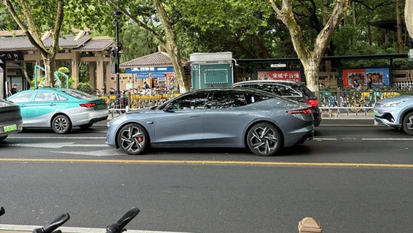 领克Z10实车现身，长超5米+电动尾翼，配789马力+双腔空悬