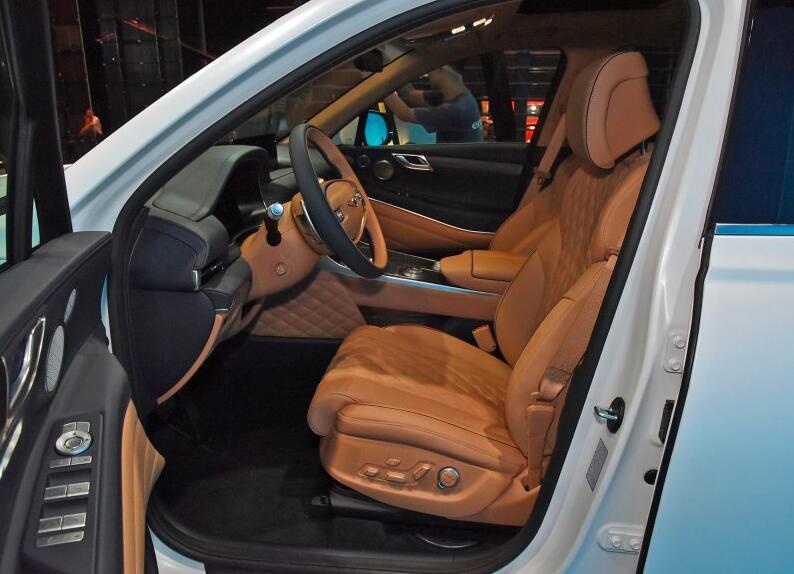2022成都车展 捷尼赛思GV80四座版实拍解读 搭载2.5T+8AT