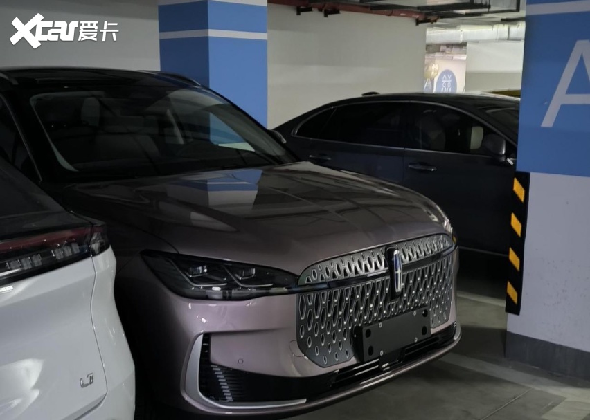 停车场偶遇一台神秘紫车，颜色也太嗲了吧！