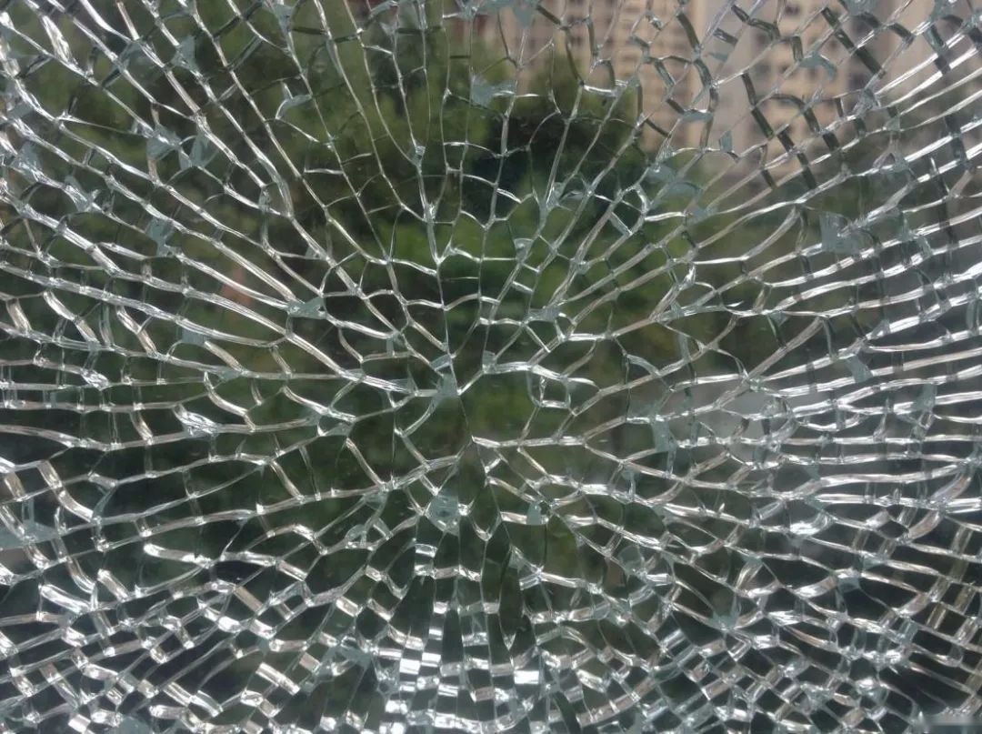 窗户玻璃被砸的图片图片