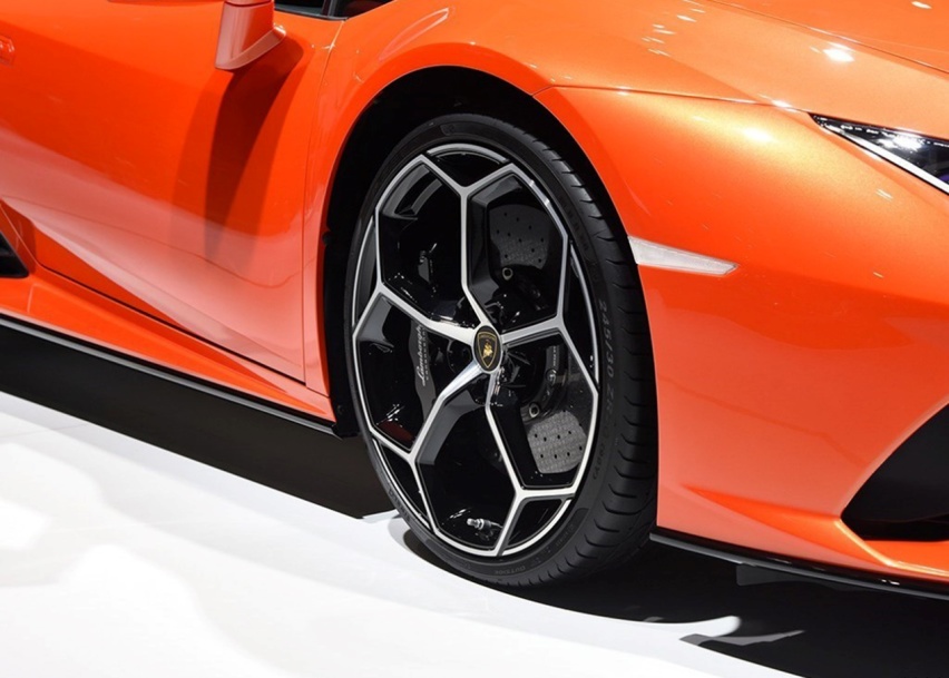 兰博基尼是认识超跑的典范，新车330万起，配5.2L V10