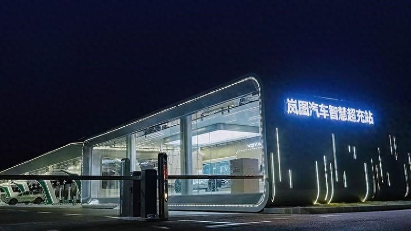 首座岚图智慧超充站：秒充1.7公里，解锁极速充电新体验！
