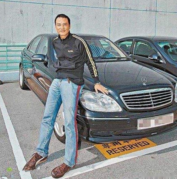 另外自然是少不了奔驰,在这些车之外,任达华本人还拥有一辆mercedes