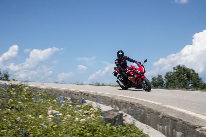 入门中小排量仿赛摩托，本田CBR400R，车身灵活操控易上手