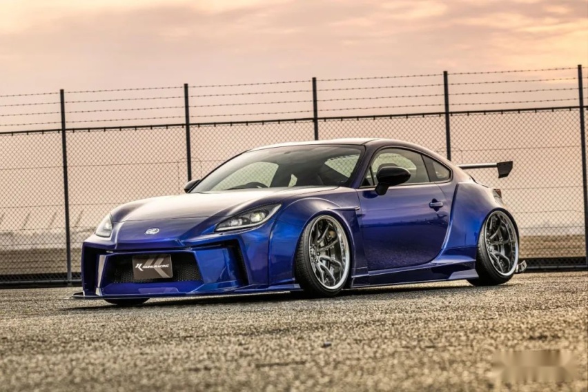 KUHL改装宽体GR86/BRZ，风格神似2000年初的《极品飞车》