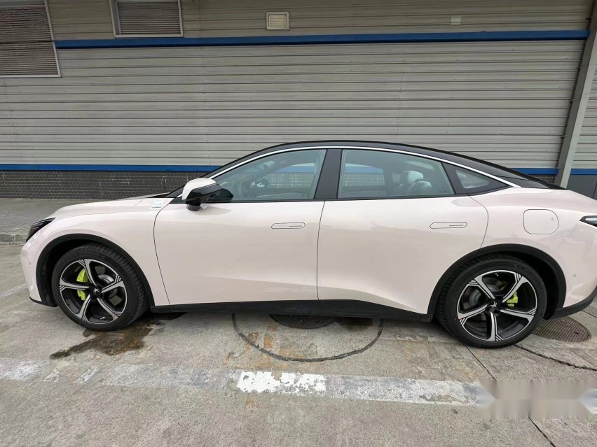 极狐阿尔法S5实车现身，风阻低过小米SU7，配530马力