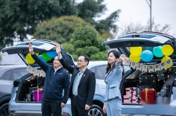 告别下楼挪车,长安汽车直播玩转远程泊车新花样