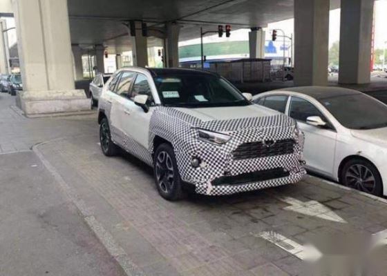 全新一代一汽丰田-RAV4到店实拍，外形硬派，油耗更低！