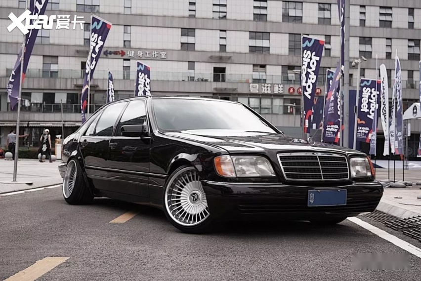 刺青师迷上日本黑帮vip文化,奔驰"虎头奔"低趴姿态改装!