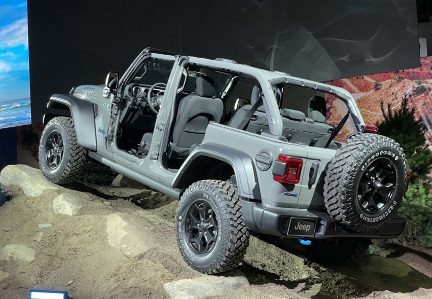 Jeep牧马人新车型发布，搭载2.0T插电混动，敞篷车身，外观很霸气