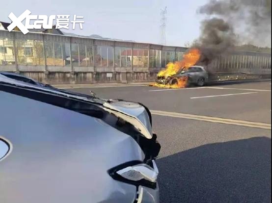 理想追尾蔚来，怎么就撞了，还自燃了？