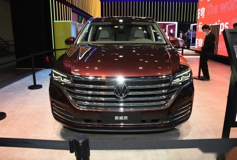 2022款大众威然上市，顶配39.98万元，与别克GL8相比谁更强？