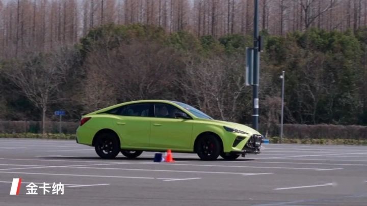 新生代运动家轿对决，名爵MG5天蝎座 VS 广汽传祺影豹！