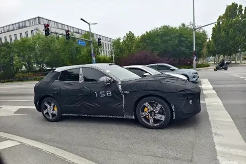 小米SUV频繁路试，没有对开门，尾灯和SU7同款
