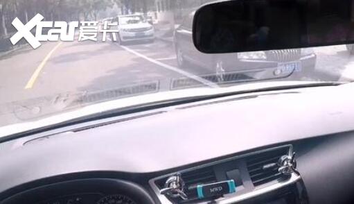车龄3、4年还是不会侧方停车？看完这些图解，从此停车不求人