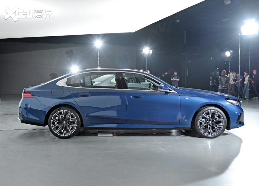 全新换代的宝马5系,外观更运动,内饰大改,车长近5米2