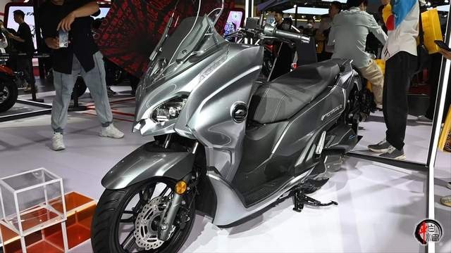新车|高性能低碳车坛新星:QJMOTO鸿150售价16999元