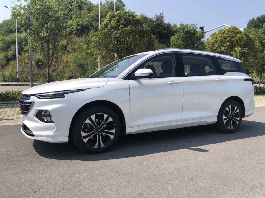 夫妻长期挤POLO出行,家有2老1小,换4座银标五菱皆大欢喜