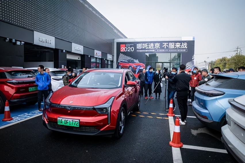 Model S、奔驰E300都做不到的事，哪吒U竟然做到了