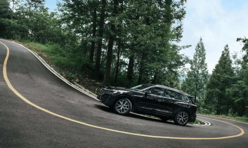 同样3.0T+8AT，大众这款中大型SUV空间比X5大，价格比X5低