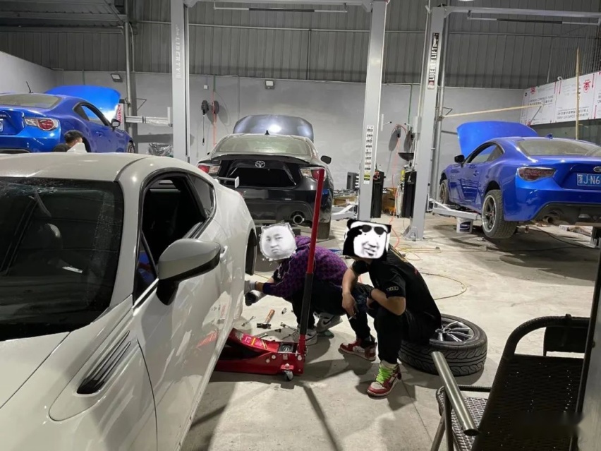 宽体竞技风斯巴鲁BRZ，玩着玩着玩出了一家改装店？