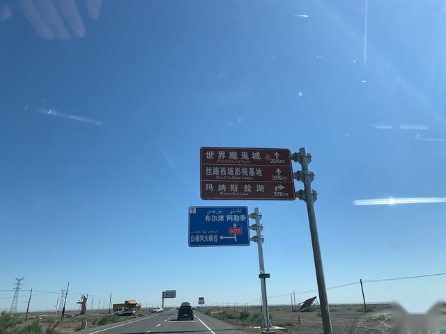 独库公路：十里不同路，一步一换天
