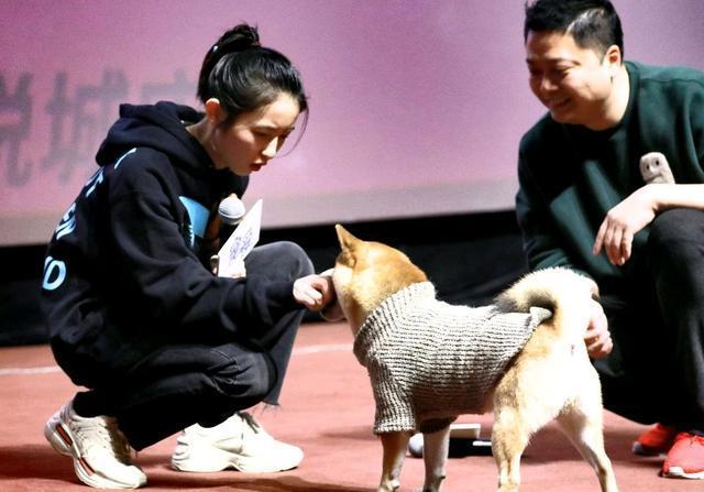 《宠爱》路演 男主角小H探班张子枫 亲密合照