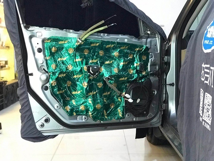 马自达3汽车音响改装隔音升级，哈尔滨小蒋汽车音响改装作业