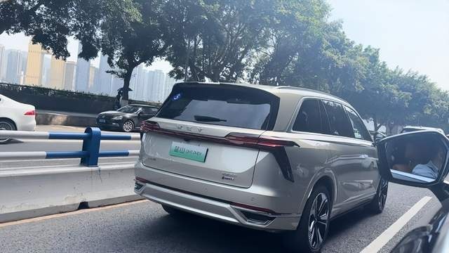 魏牌蓝山四驱长续航市区体验，空间宽大/驾控轻盈，压力给到理想L8？