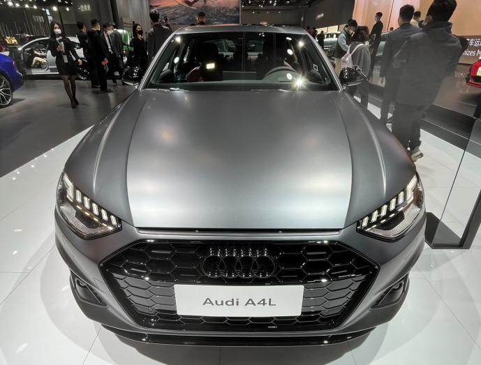 2023款奥迪A4L亮相广州车展，外观设计运动，配置升级，配2.0T