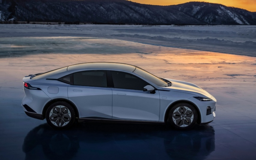 特斯拉Model 3的竞品，最高纯电续航705km，深蓝SL03产品力