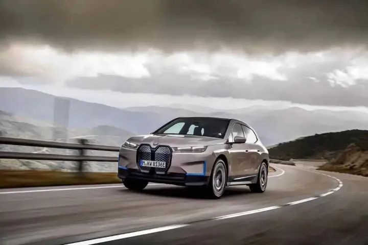 BMW iX显露真身、宝马你低估了，特斯拉一定也看了宝马新车