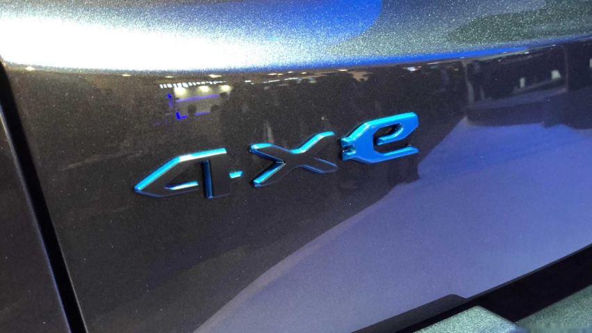 jeep-phevs-at-ces-live-image (1).jpg