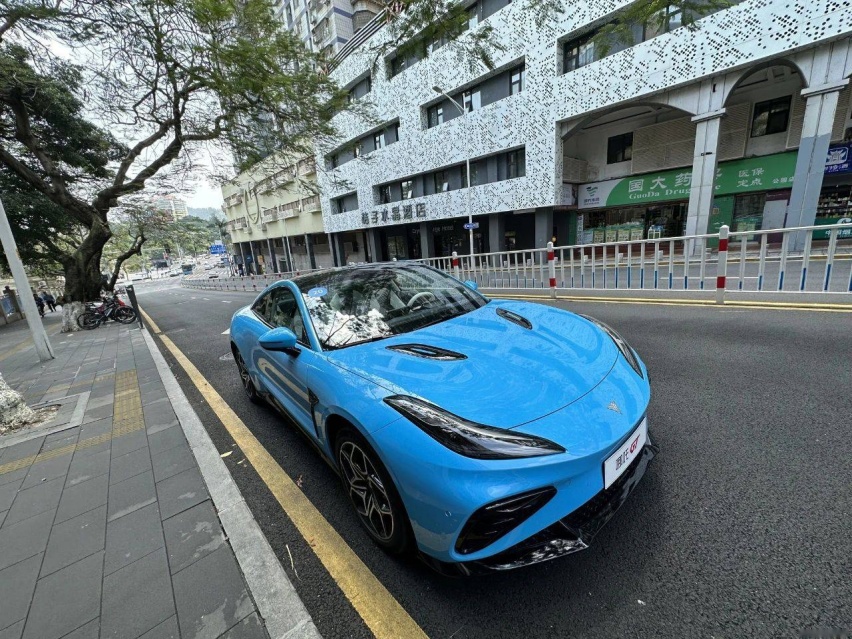 200万以内最好的跑车 出现在厦门街头 试驾哪吒GT