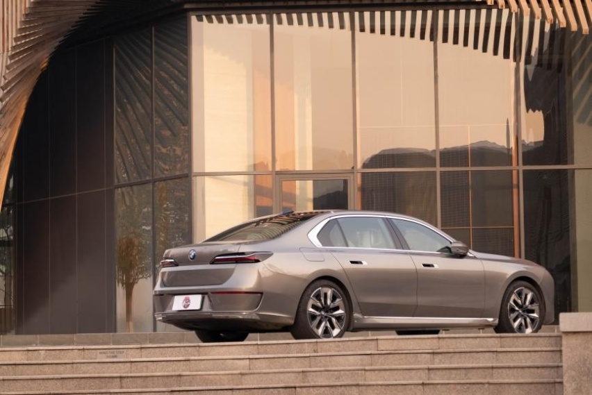 拒绝“墨守成规”，创新纯电动BMW i7又突破了哪些想象？