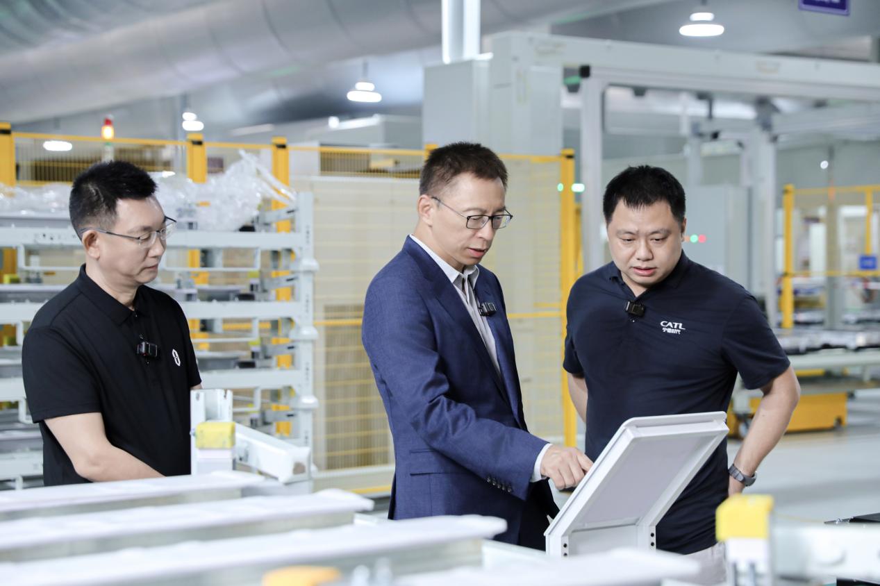 张朝阳带逛问界工厂：新能源电池安全，原来藏着这些物理门道