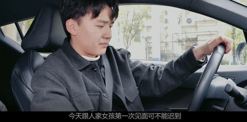 是什么让两个年轻人 一见钟情怦然心动？