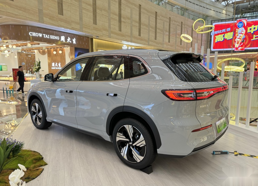 吉利银河E5实车到店，比元PLUS更大，配“女王副驾”，续航530km