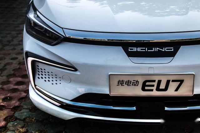 能用BEIJING当车标的都不一般，EU7就算一个