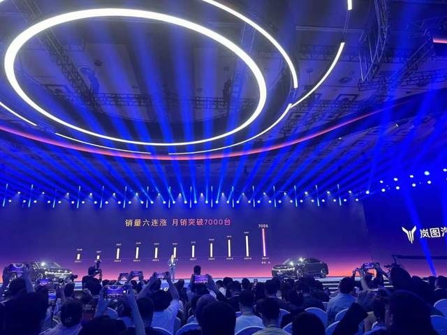 25.28万起售的岚图追光PHEV 凭什么敢抢BBA的E56客户！