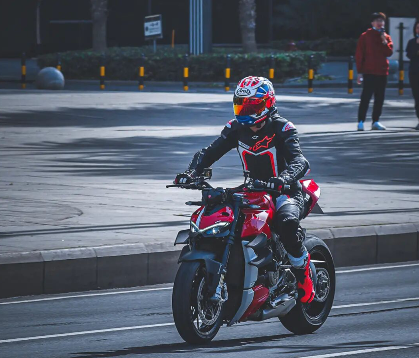 摩托车上路骑行如何更安全？老司机都靠这5点，才能长久骑车