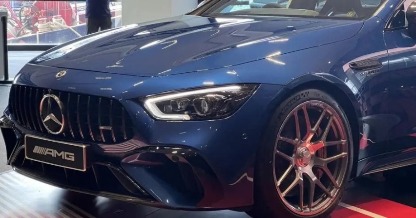 这台AMG GT63的重点在于动力，4.0T双涡轮加电动机强动力