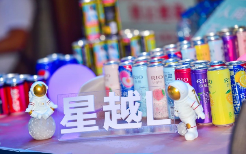 温泉泳池里的发布会 吉利星越L的极致浪漫太动人