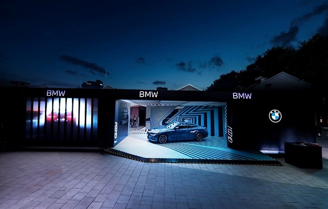 来成都远洋太古里，打卡“BMW超感境界·限时体验展”