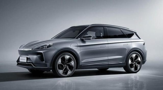 狂甩42亿元，开发三款高端SUV，北汽ARCFOX亮“肌肉”
