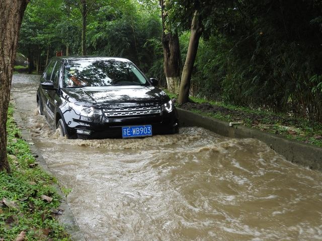 陡坡、坑洼、水路，全地形体验路虎，45°的坡道不踩油门都能上去
