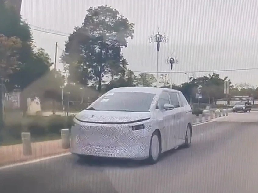 疑似小鹏MPV实车图曝光 首款车型定位大型纯电MPV